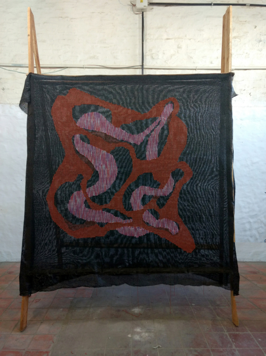 Tejidos sobre media sombra realizados en hilo de algodón. 200 x 200 cm aprox.